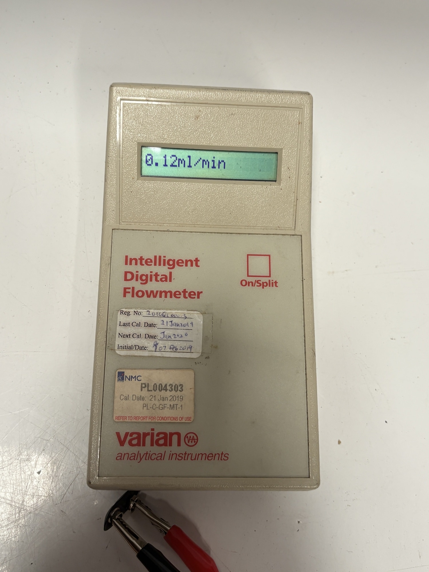 Varian 220-1170-V intelligent digital flowmeter powered on