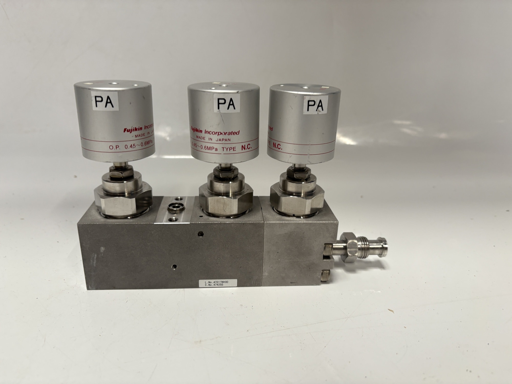 Fujikin AT01TNH00 three-valve pneumatic manifold assembly