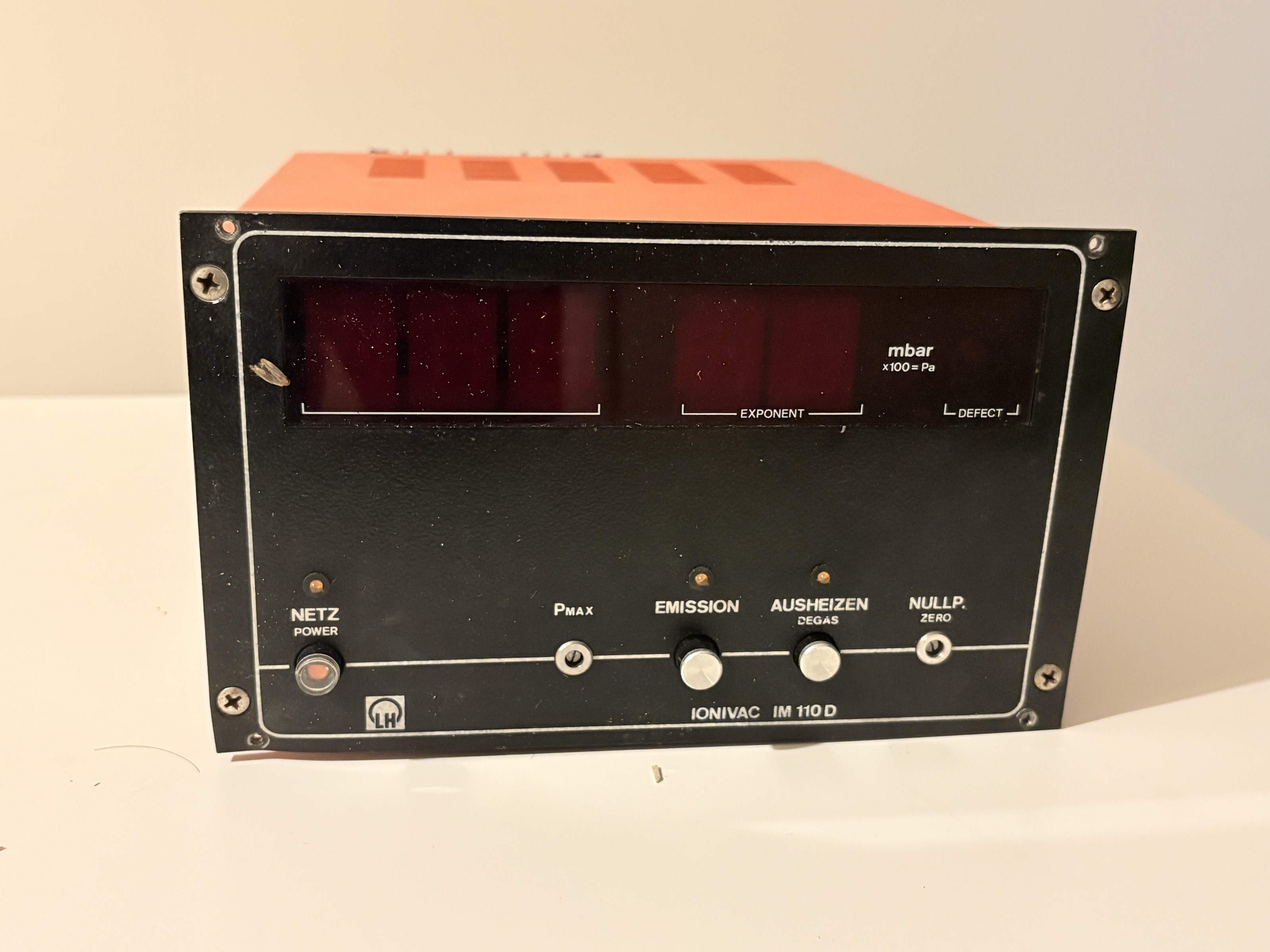 Leybold Heraeus IONIVAC IM 110 D Vacuum Gauge Controller 130VA