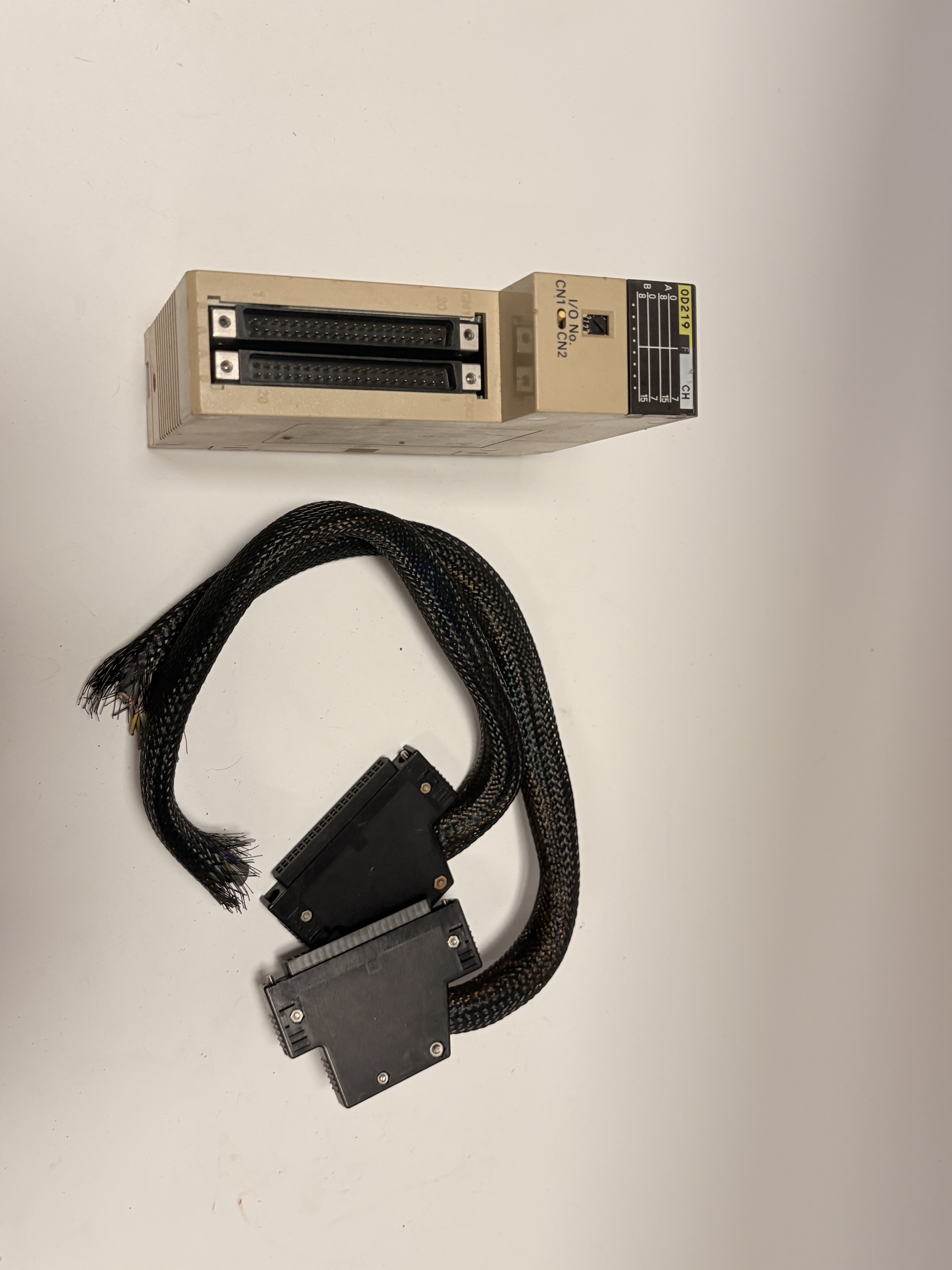Omron C200H-OD219 24VDC PLC Output Unit with Cable