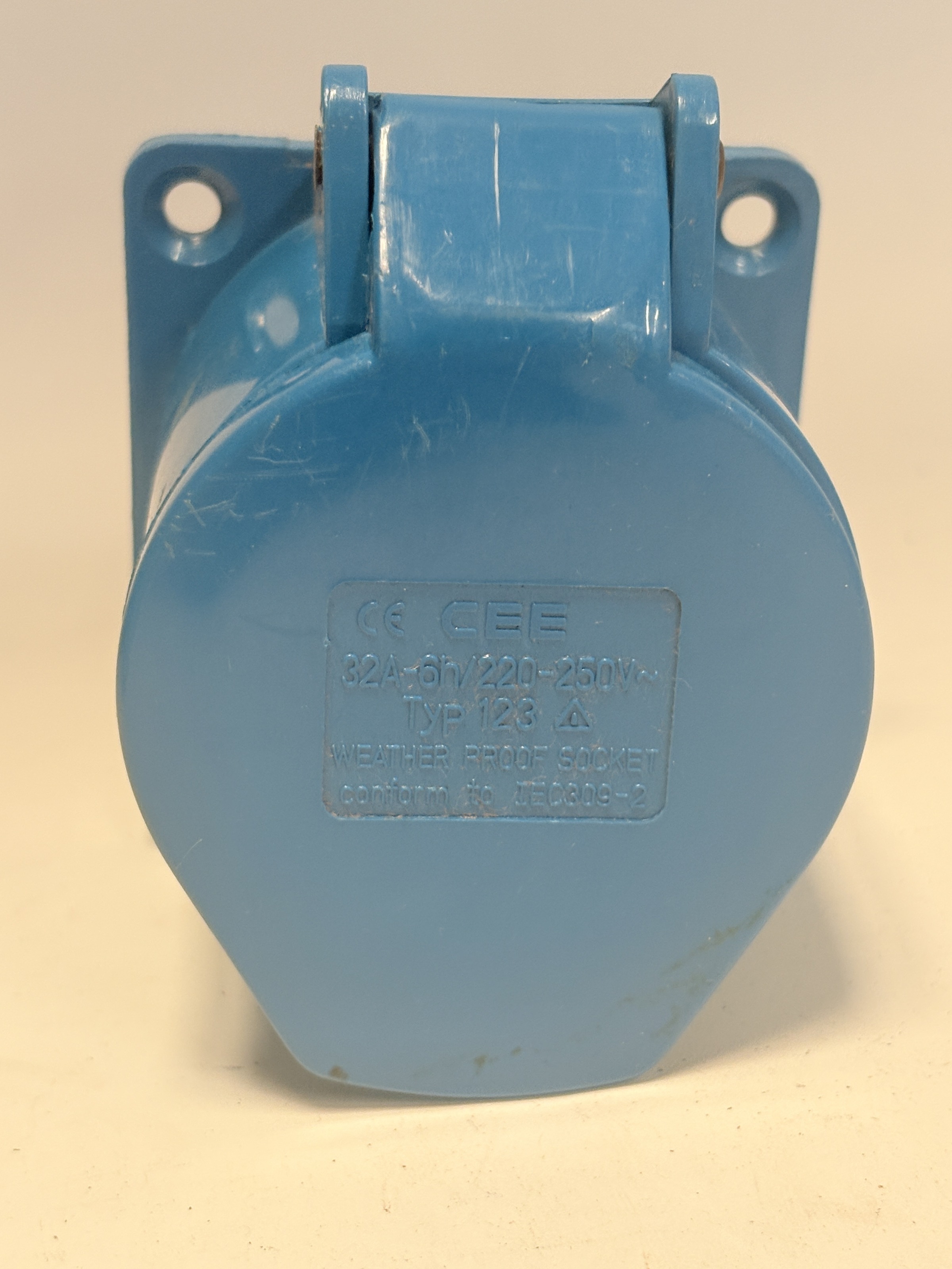 TYP 123 CEE 32A 230V 2P+E IP44 Panel Socket IEC 60309